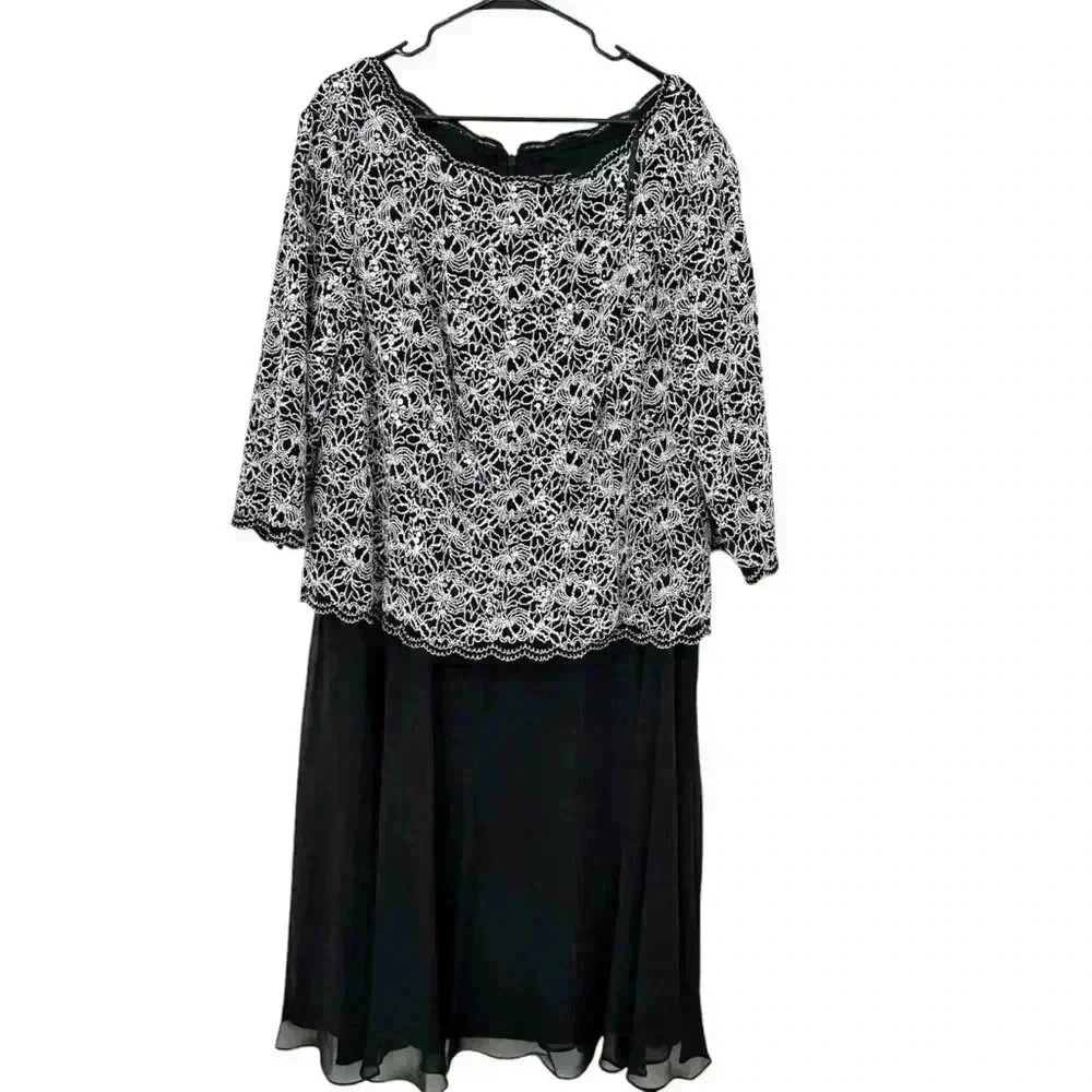 ALEX EVENINGS Long Gown 3/4 Illusion Sleeves Scalloped Hem and Chiffon Skirt